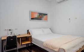 RedDoorz Plus near Patung Kuda Undip